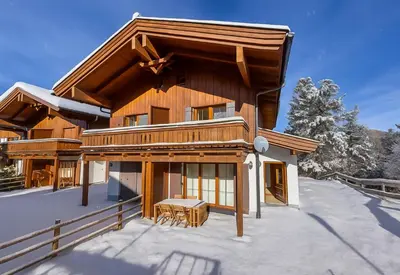 Das Gebäude in dem sich das Ferienhaus befindet