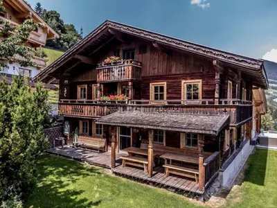 Das Gebäude in dem sich das Ferienhaus befindet