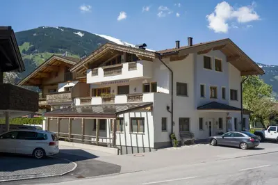 Ein allgemeiner Bergblick oder ein Berglick von der Ferienwohnung aus