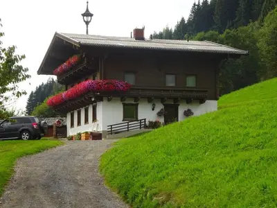 Das Gebäude in dem sich das Ferienhaus befindet