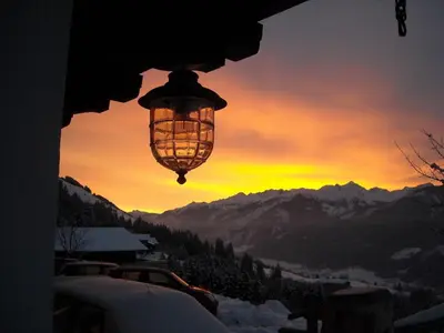 Ein allgemeiner Bergblick oder ein Berglick von des Ferienhauses aus