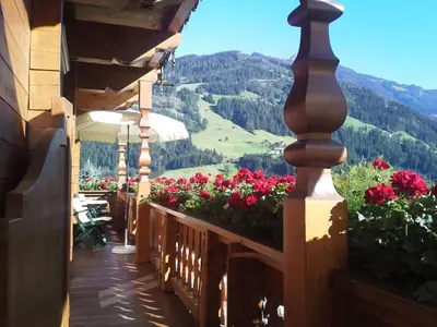 Ein allgemeiner Bergblick oder ein Berglick von des Ferienhauses aus