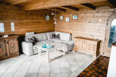 Ein Sitzbereich in der Unterkunft Berghütte Inntalblick