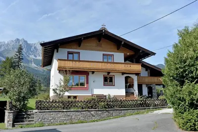 Ein allgemeiner Bergblick oder ein Berglick von der Ferienwohnung aus