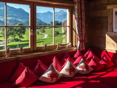 Ein allgemeiner Bergblick oder ein Berglick von des Ferienhauses aus