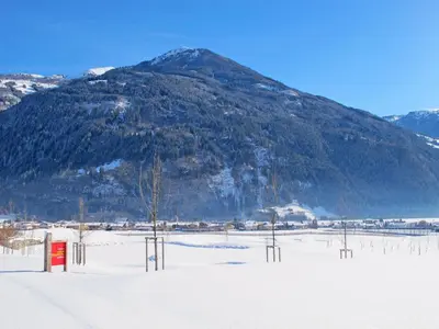 Ein allgemeiner Bergblick oder ein Berglick von des Ferienhauses aus
