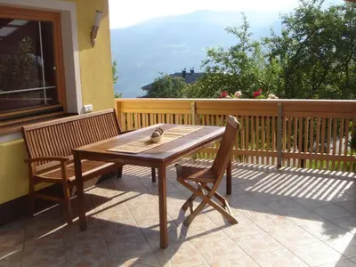 Ein allgemeiner Bergblick oder ein Berglick von des Ferienhauses aus