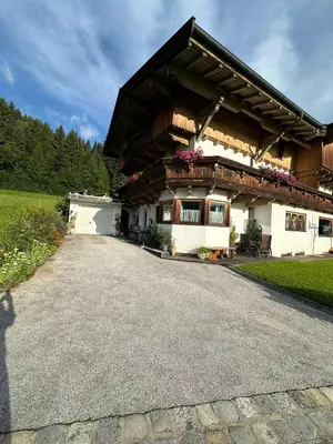 Das Gebäude in dem sich das Ferienhaus befindet