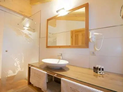 Ein Badezimmer in der Unterkunft Holiday Home Wallegg-Lodge in Saalbach-Hinterglemm by Interhome