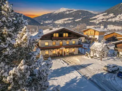 Ein allgemeiner Bergblick oder ein Berglick von des Ferienhauses aus