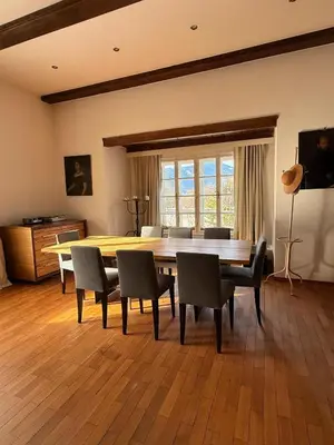 Ein Sitzbereich in der Unterkunft Villa Tirala