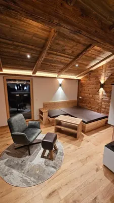 Ein Sitzbereich in der Unterkunft Chalet Schernthann