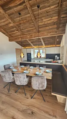 Ein Sitzbereich in der Unterkunft Chalet Schernthann