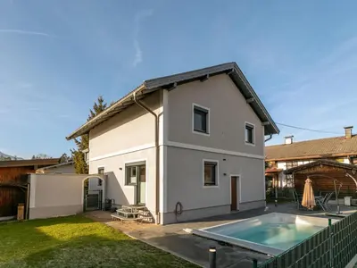Das Gebäude in dem sich das Ferienhaus befindet
