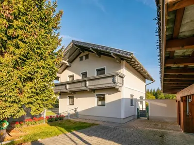 Das Gebäude in dem sich das Ferienhaus befindet