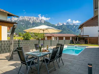 Ein allgemeiner Bergblick oder ein Berglick von des Ferienhauses aus