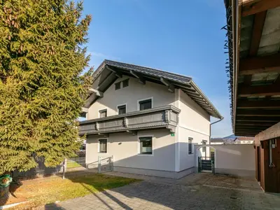 Das Gebäude in dem sich das Ferienhaus befindet