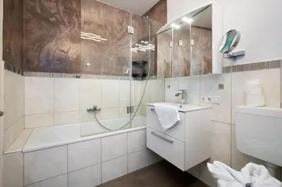 Ein Badezimmer in der Unterkunft des Kaisers kleines Reich
