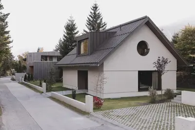 Das Gebäude in dem sich das Ferienhaus befindet