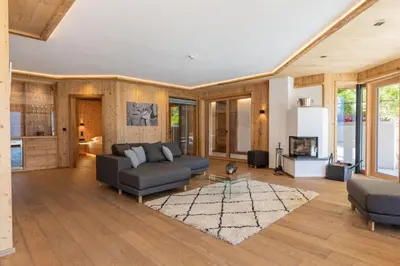 Ein Sitzbereich in der Unterkunft Chalet Residenz Mühlermoos - Chalet am Teich