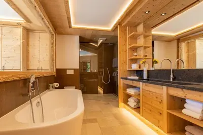 Ein Badezimmer in der Unterkunft Chalet Residenz Mühlermoos - Chalet am Teich
