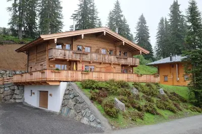 Das Gebäude in dem sich das Ferienhaus befindet