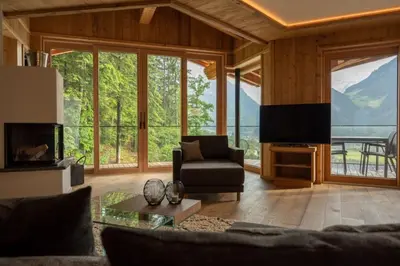 Ein allgemeiner Bergblick oder ein Berglick von des Ferienhauses aus