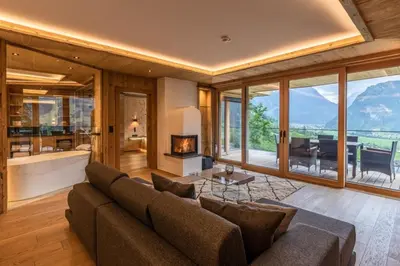 Ein allgemeiner Bergblick oder ein Berglick von des Ferienhauses aus
