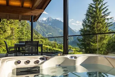 Ein allgemeiner Bergblick oder ein Berglick von des Ferienhauses aus