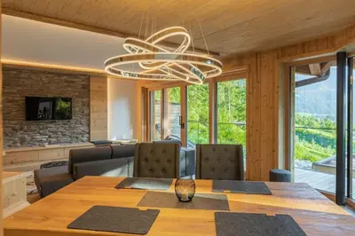 Ein Sitzbereich in der Unterkunft Chalet Residenz Mühlermoos - Bergpanorama