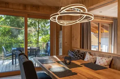 Ein Sitzbereich in der Unterkunft Chalet Residenz Mühlermoos - Bergpanorama