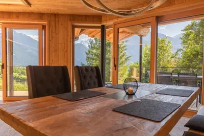 Ein allgemeiner Bergblick oder ein Berglick von des Ferienhauses aus
