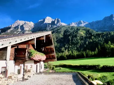 Ein allgemeiner Bergblick oder ein Berglick von des Hotels aus