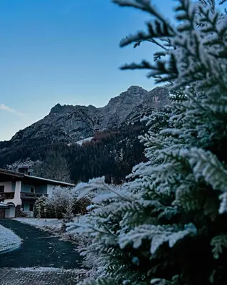 Ein allgemeiner Bergblick oder ein Berglick von des Hotels aus