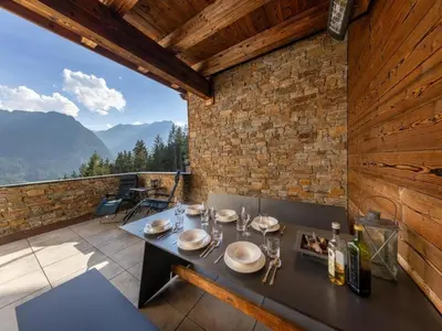 Ein allgemeiner Bergblick oder ein Berglick von des Chalets aus