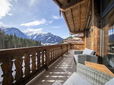 Ein allgemeiner Bergblick oder ein Berglick von des Chalets aus