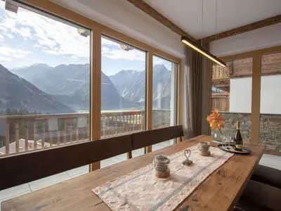 Ein allgemeiner Bergblick oder ein Berglick von des Chalets aus
