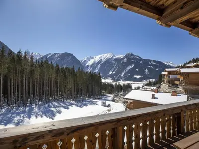 Ein allgemeiner Bergblick oder ein Berglick von des Chalets aus