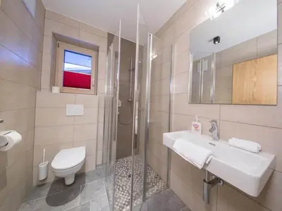 Ein Badezimmer in der Unterkunft Chalet with Sauna Near Ski Bus