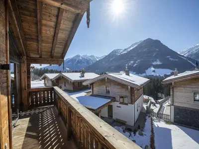 Ein allgemeiner Bergblick oder ein Berglick von des Chalets aus