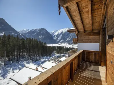 Ein allgemeiner Bergblick oder ein Berglick von des Chalets aus