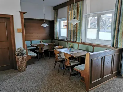 Ein Sitzbereich in der Unterkunft Privatzimmer Haus Lienbacher