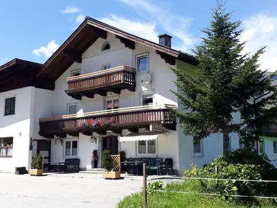Das Gebäude in dem sich das Ferienhaus befindet