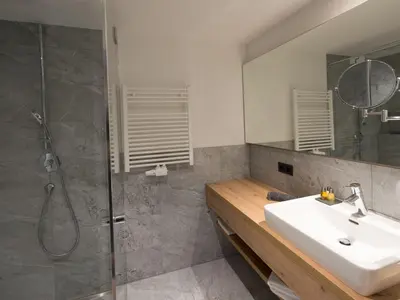 Ein Badezimmer in der Unterkunft Apartment Zirmhof Apartments by Interhome