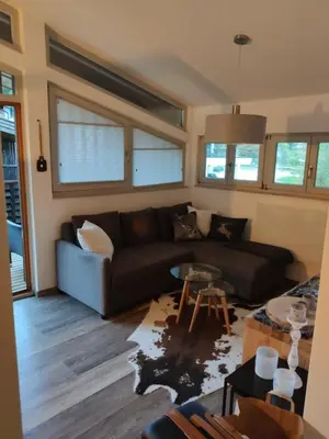 Ein Sitzbereich in der Unterkunft Ferienwohnung Hüttenzauber