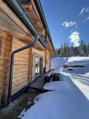 Das Gebäude in dem sich das Ferienhaus befindet