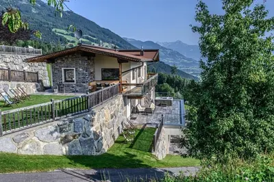 Ein allgemeiner Bergblick oder ein Berglick von des Ferienhauses aus