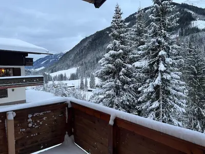 Ein allgemeiner Bergblick oder ein Berglick von des Ferienhauses aus