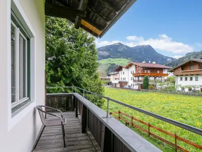 Ein allgemeiner Bergblick oder ein Berglick von des Ferienhauses aus