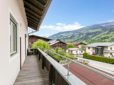 Ein allgemeiner Bergblick oder ein Berglick von des Ferienhauses aus